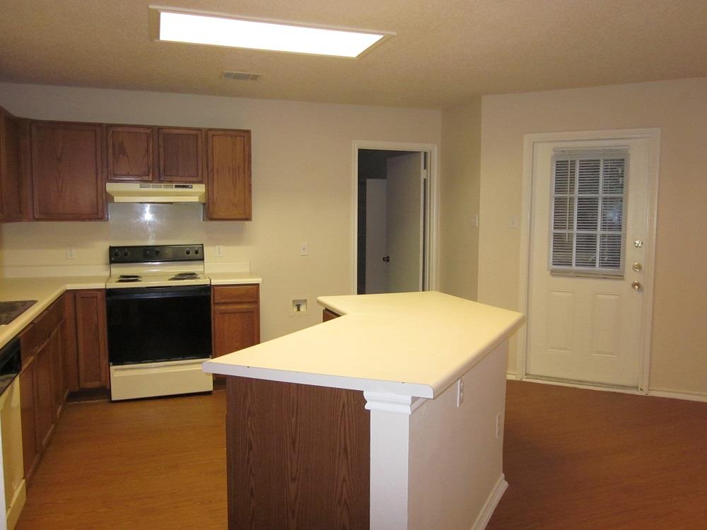 1102 Comfort St Property Photo 4