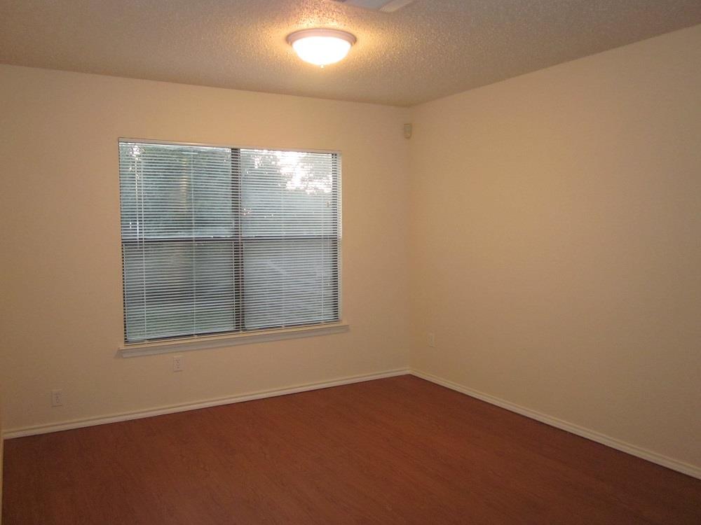 1102 Comfort St Property Photo 6