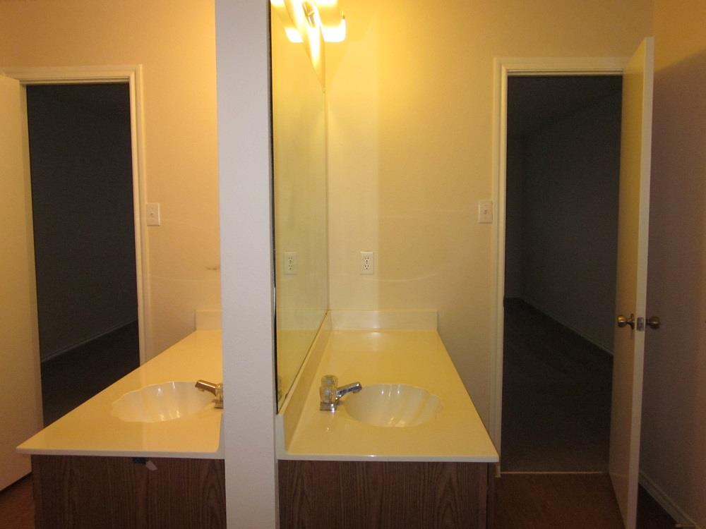 1102 Comfort St Property Photo 11