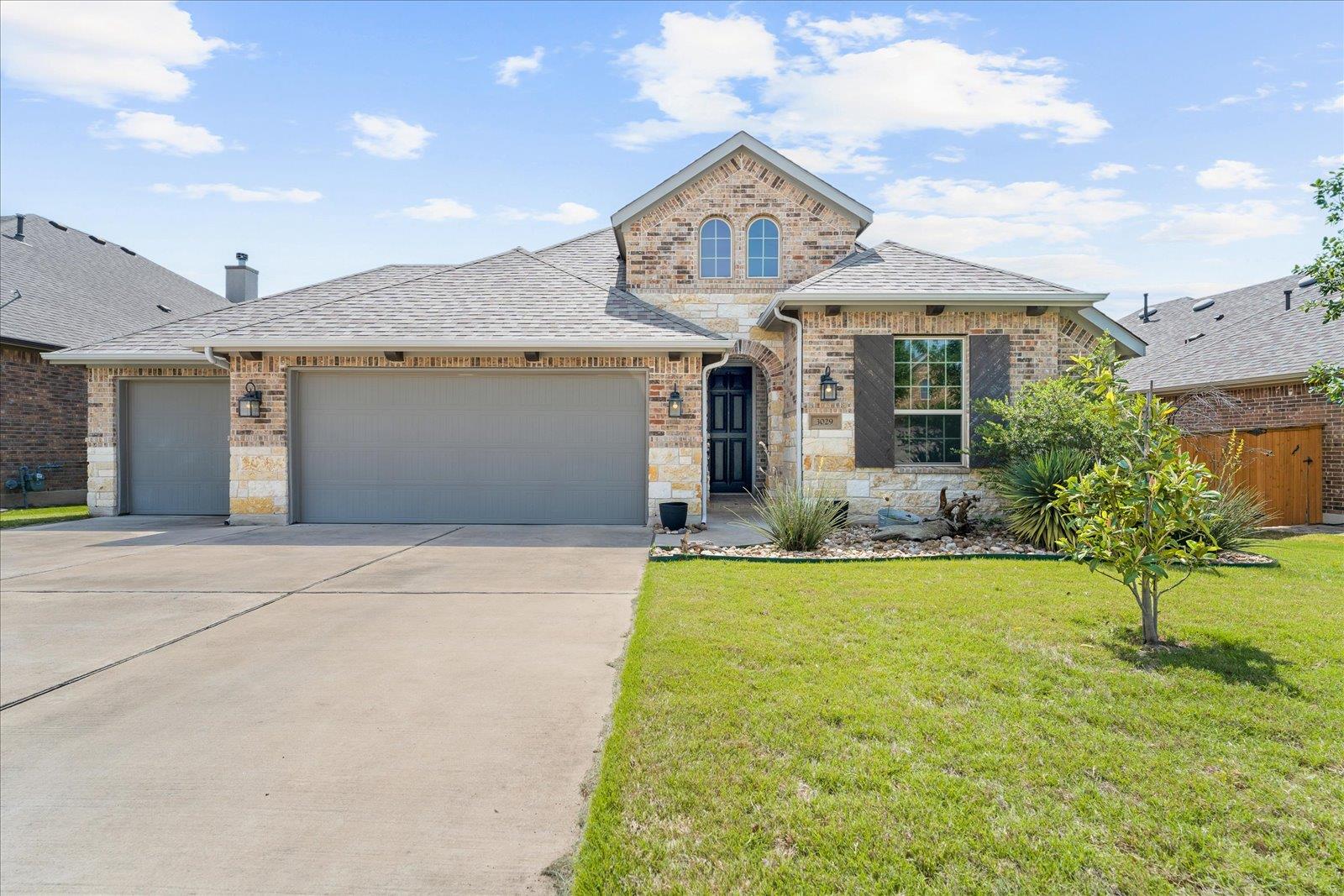 3029 Columbus LOOP Property Photo 1