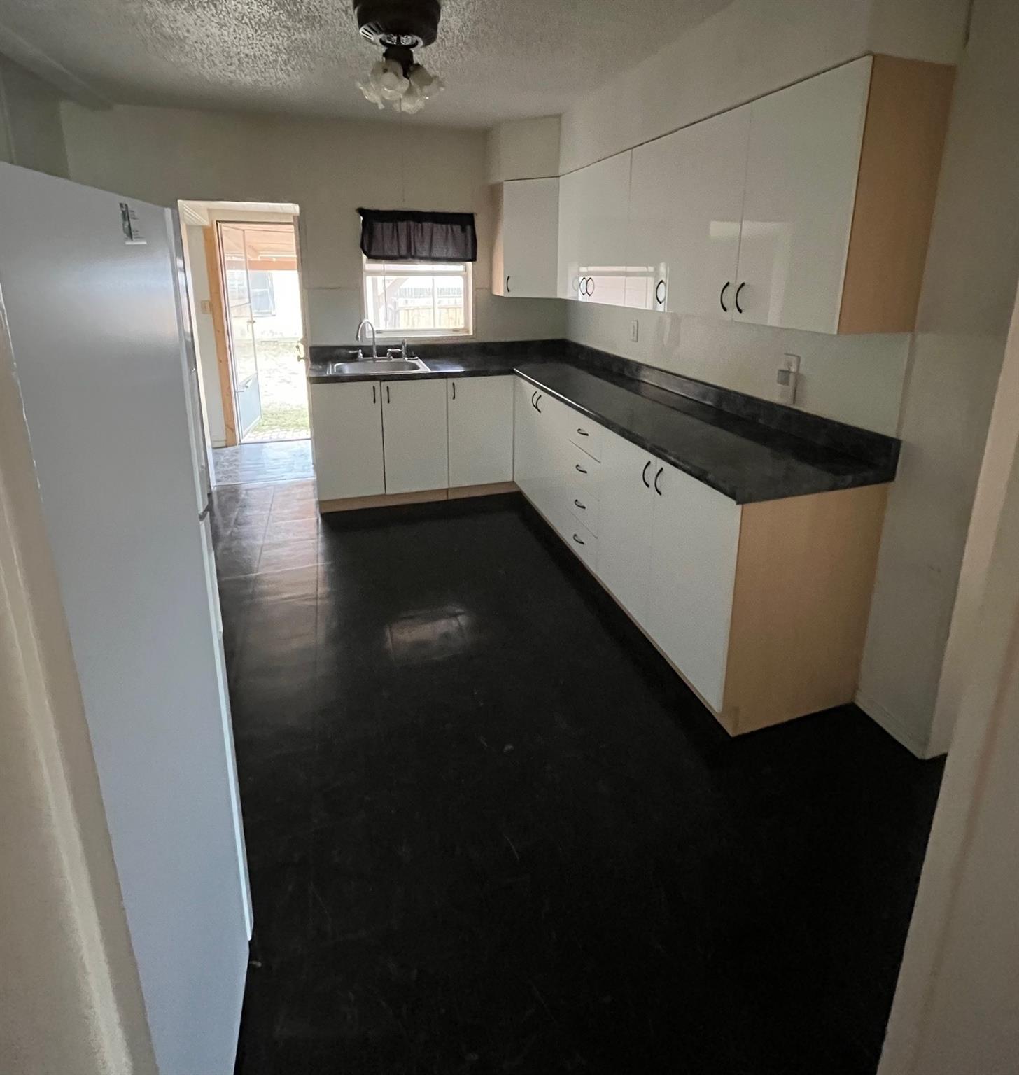 608 S Bell St Property Photo 6