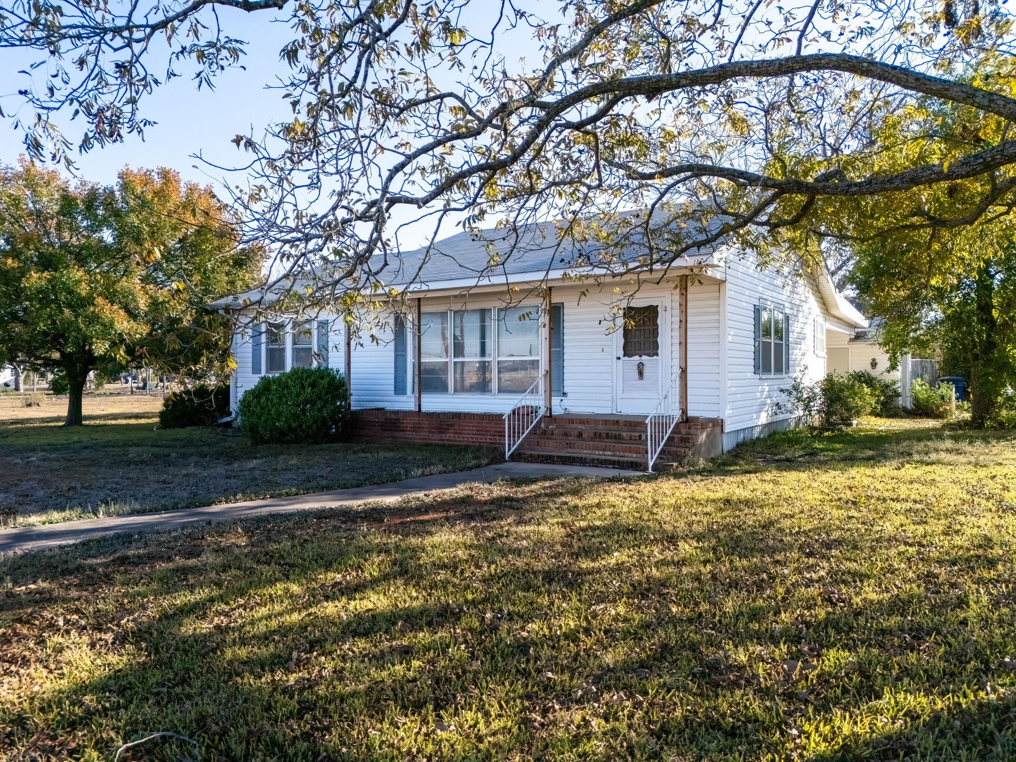 505 E Bell St Property Photo 1