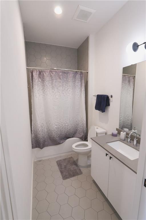 800 Embassy Dr #405 Property Photo 4