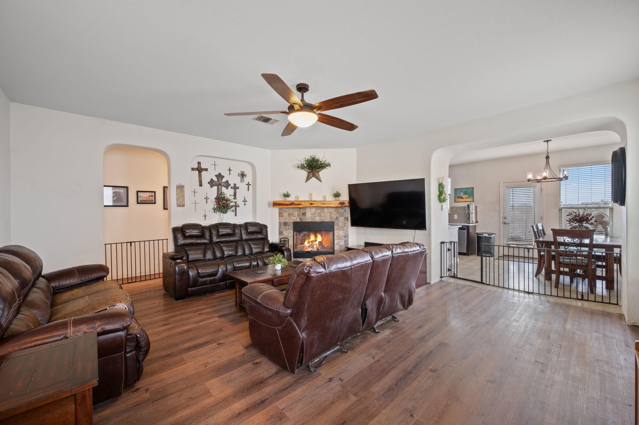 607 Saul St Property Photo 4
