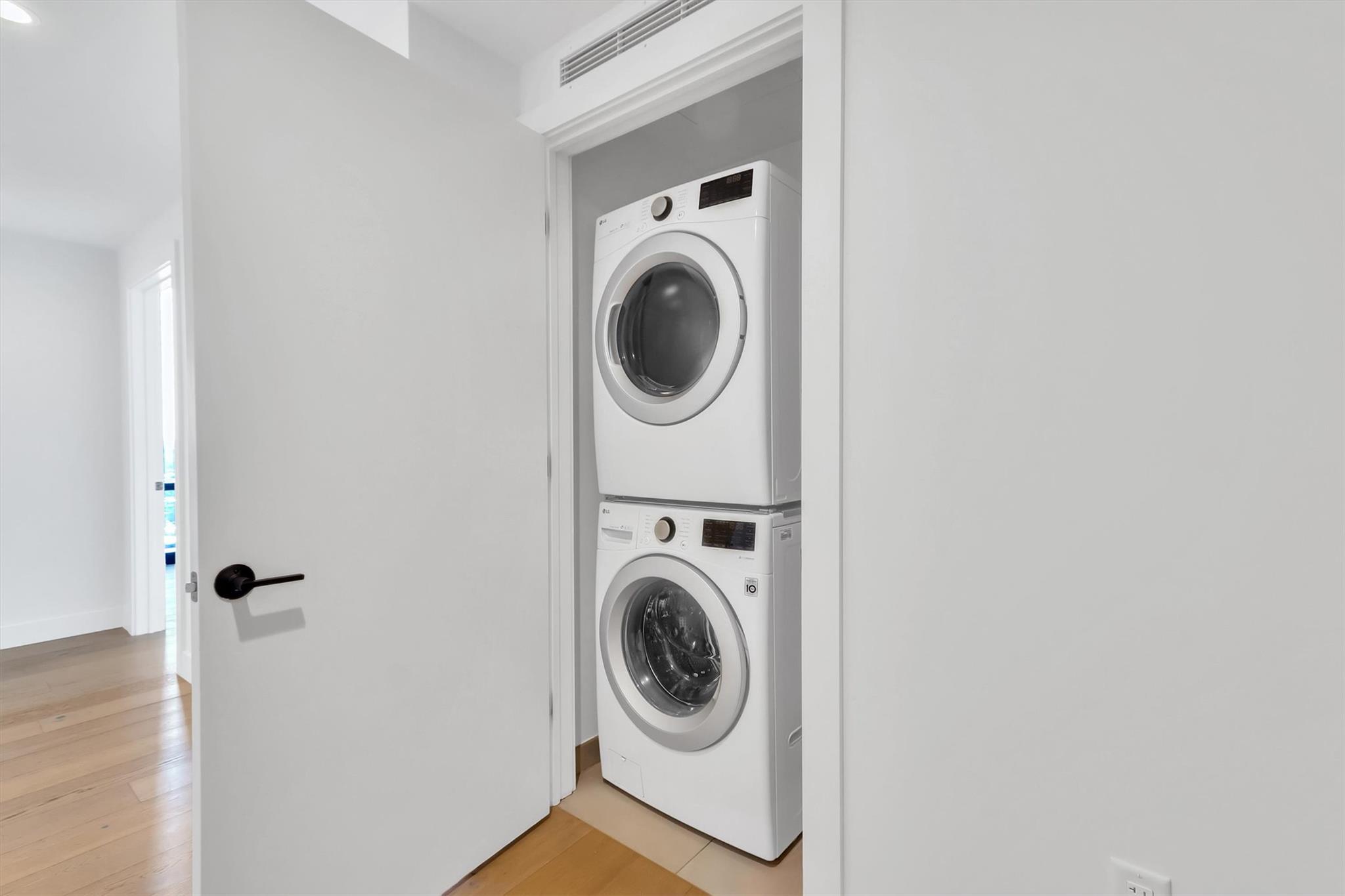 70 Rainey St #1607 Property Photo 14