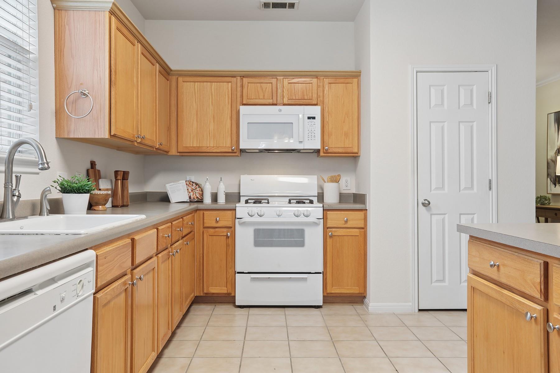 2225 Lou John St Property Photo 10