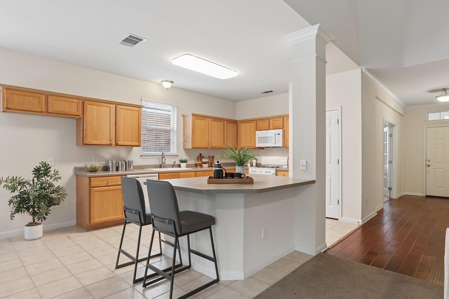 2225 Lou John St Property Photo 11