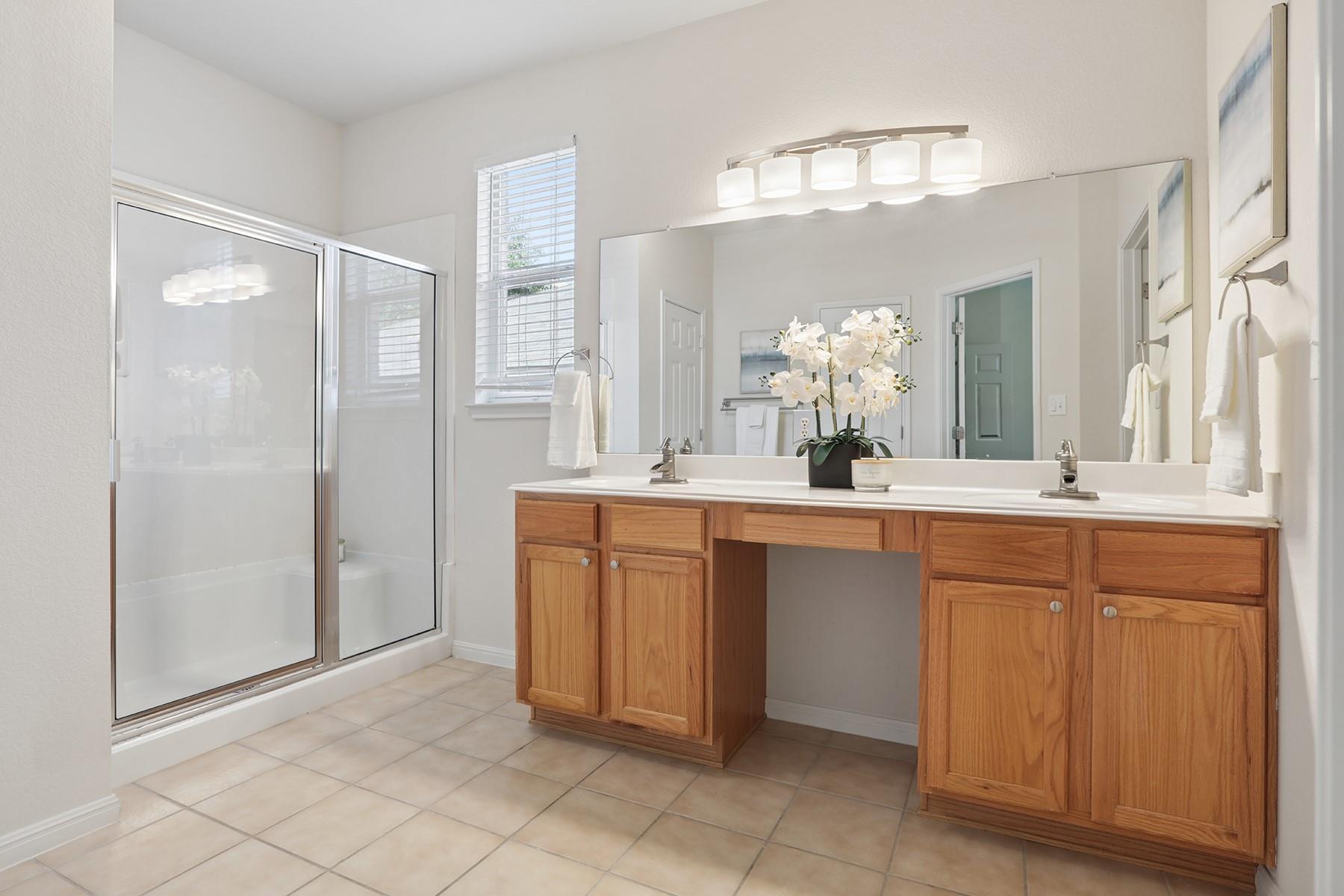 2225 Lou John St Property Photo 13