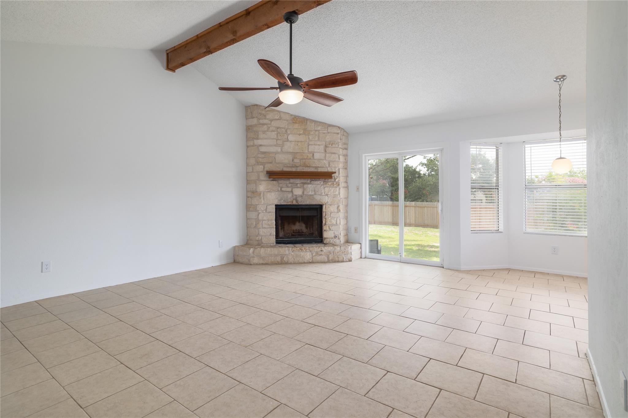 804 Lone Tree Ct Property Photo 3
