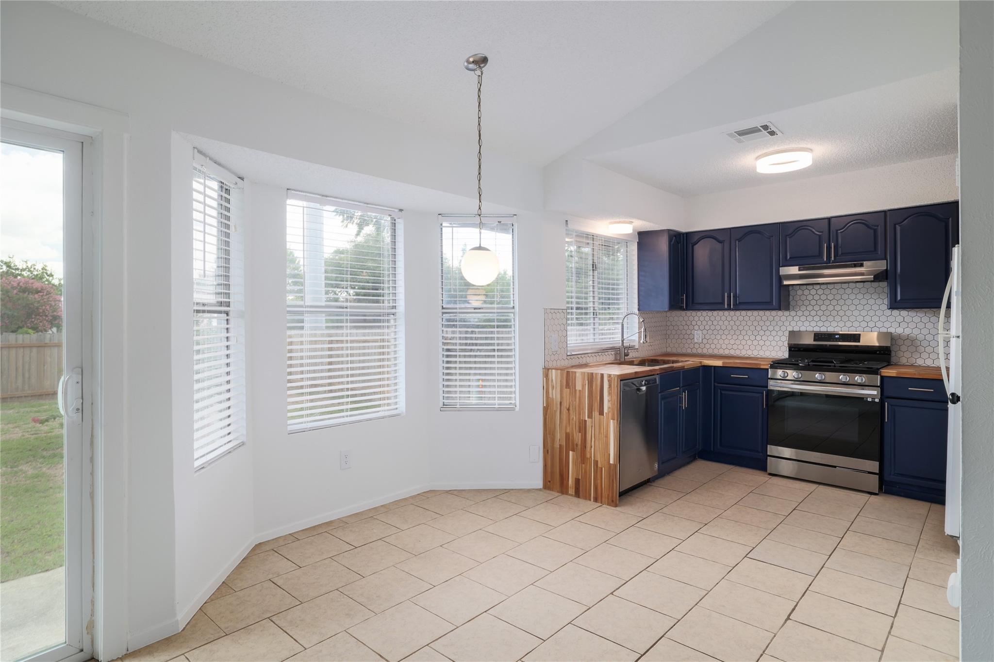 804 Lone Tree Ct Property Photo 6