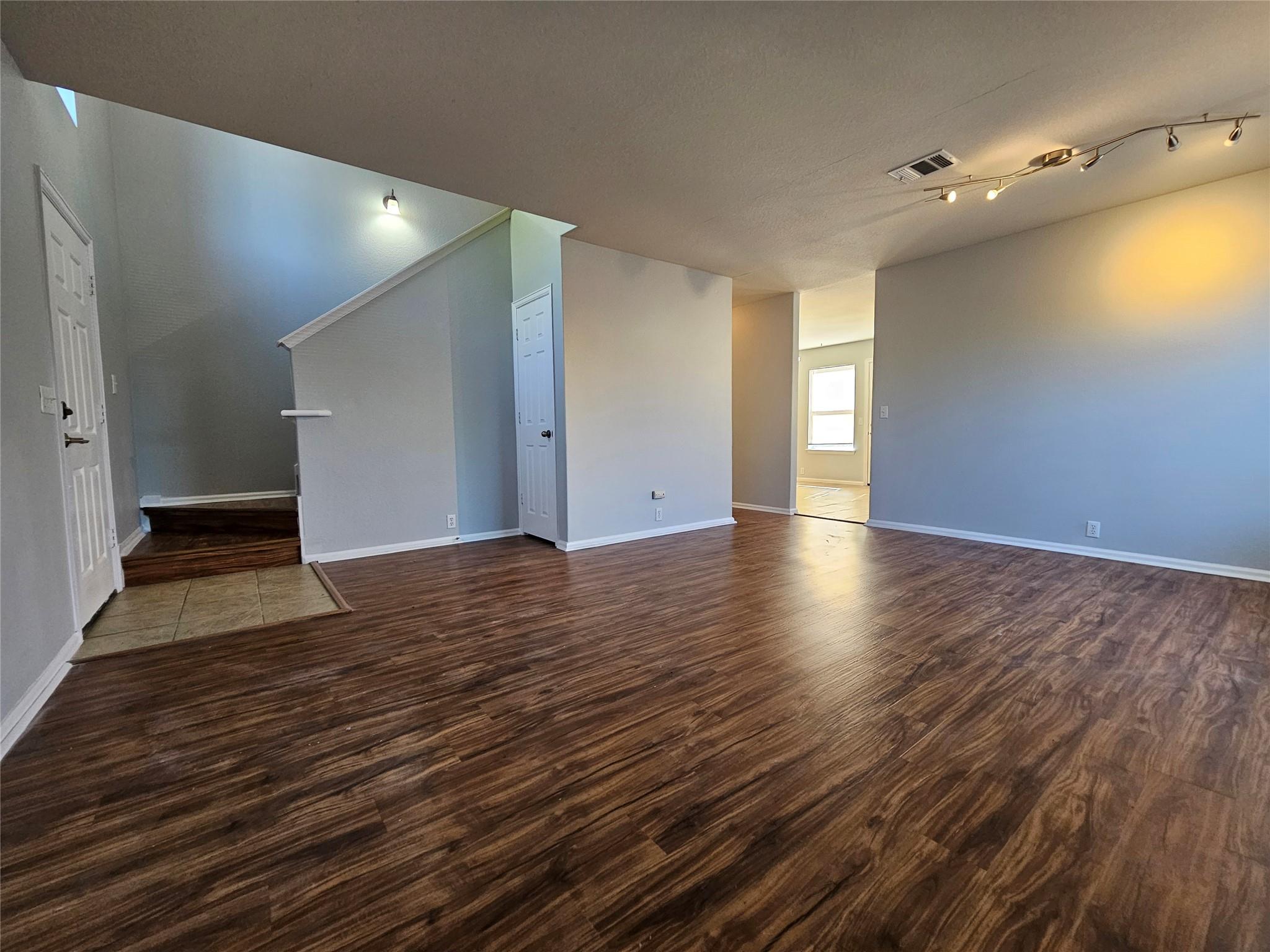 580 Hometown Pkwy Property Photo 8