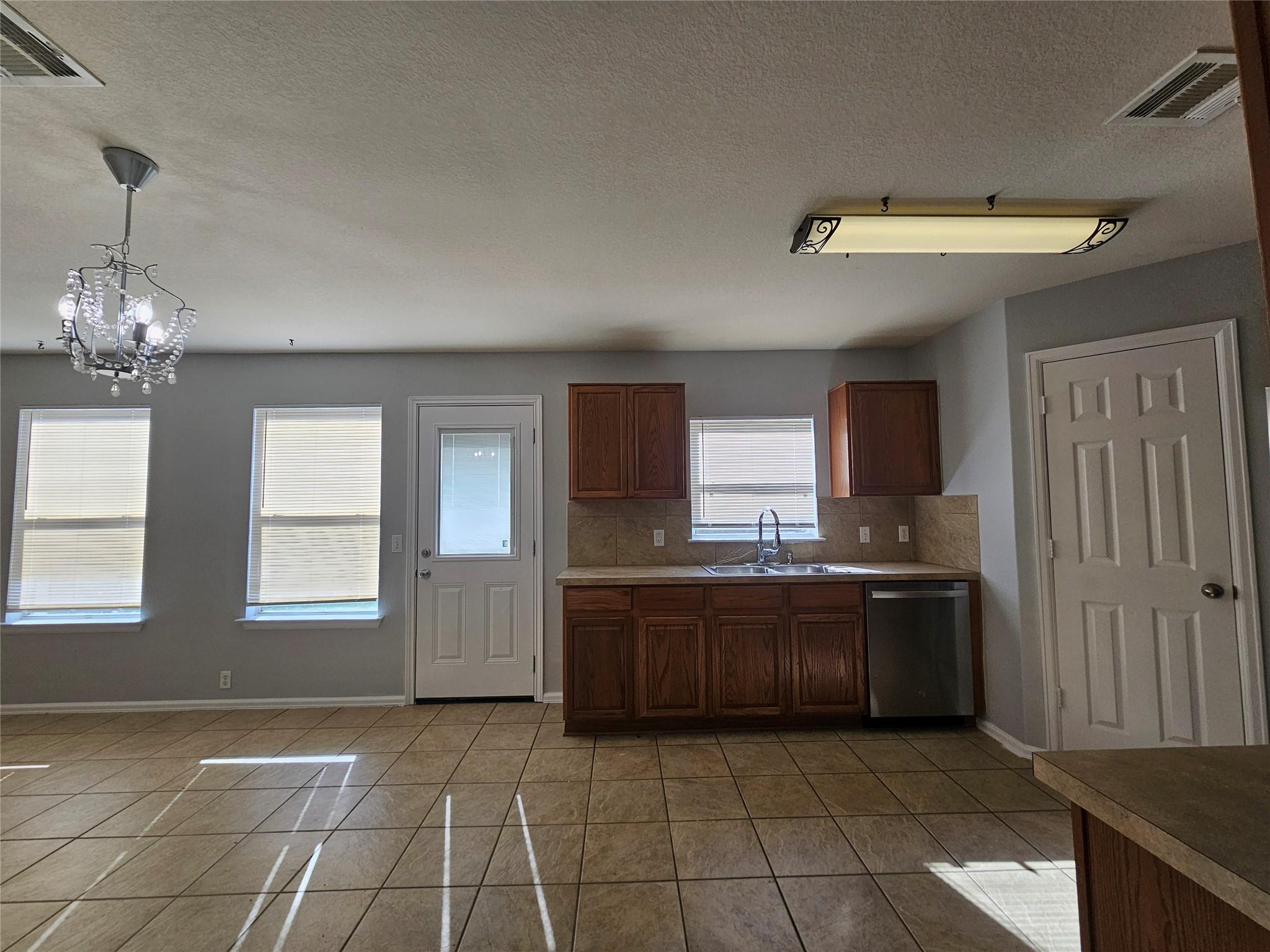 580 Hometown Pkwy Property Photo 10
