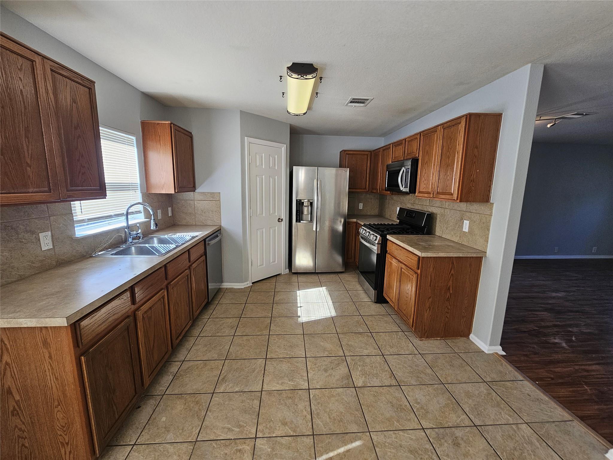 580 Hometown Pkwy Property Photo 11