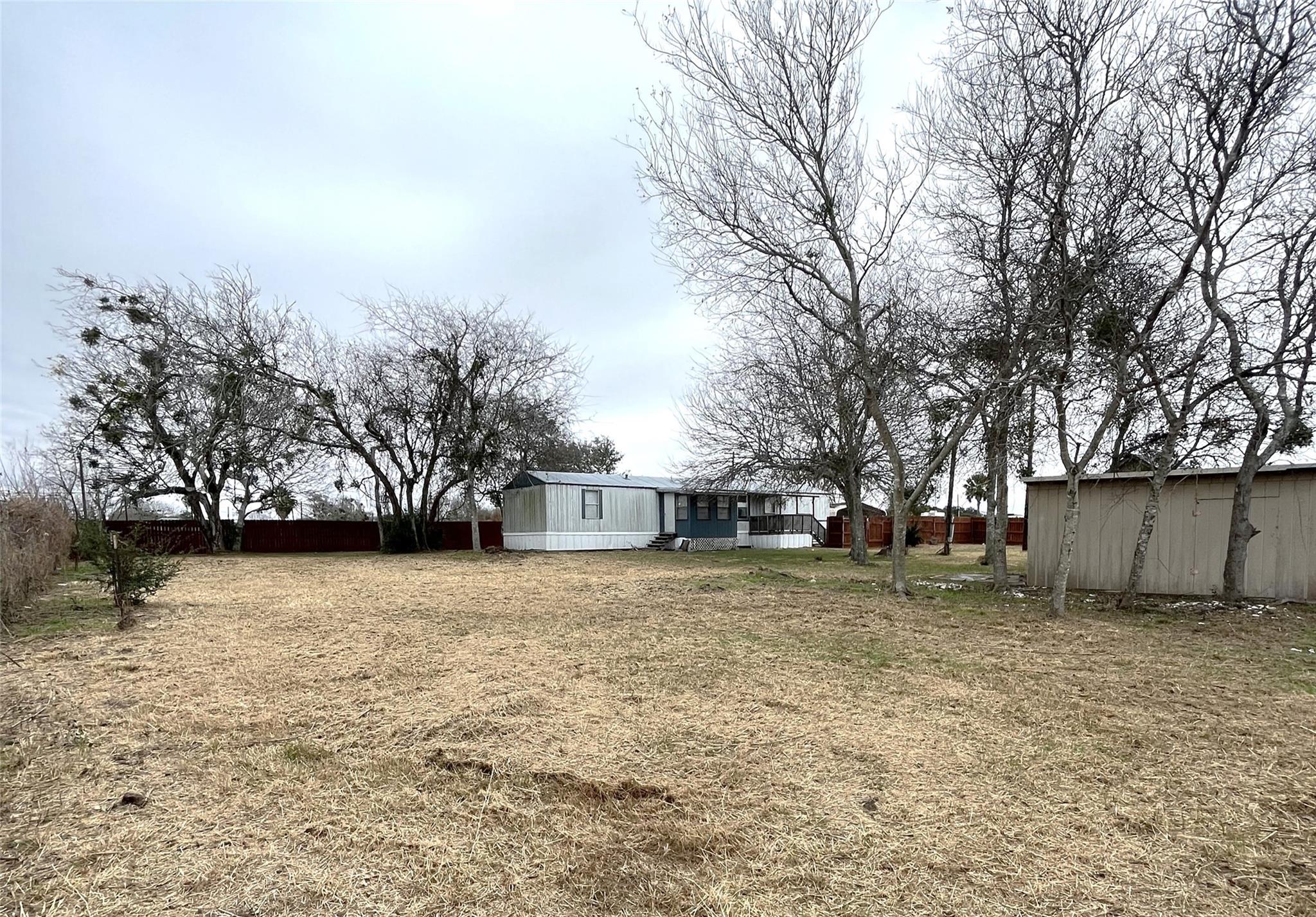 104 S Peach St Property Photo 1