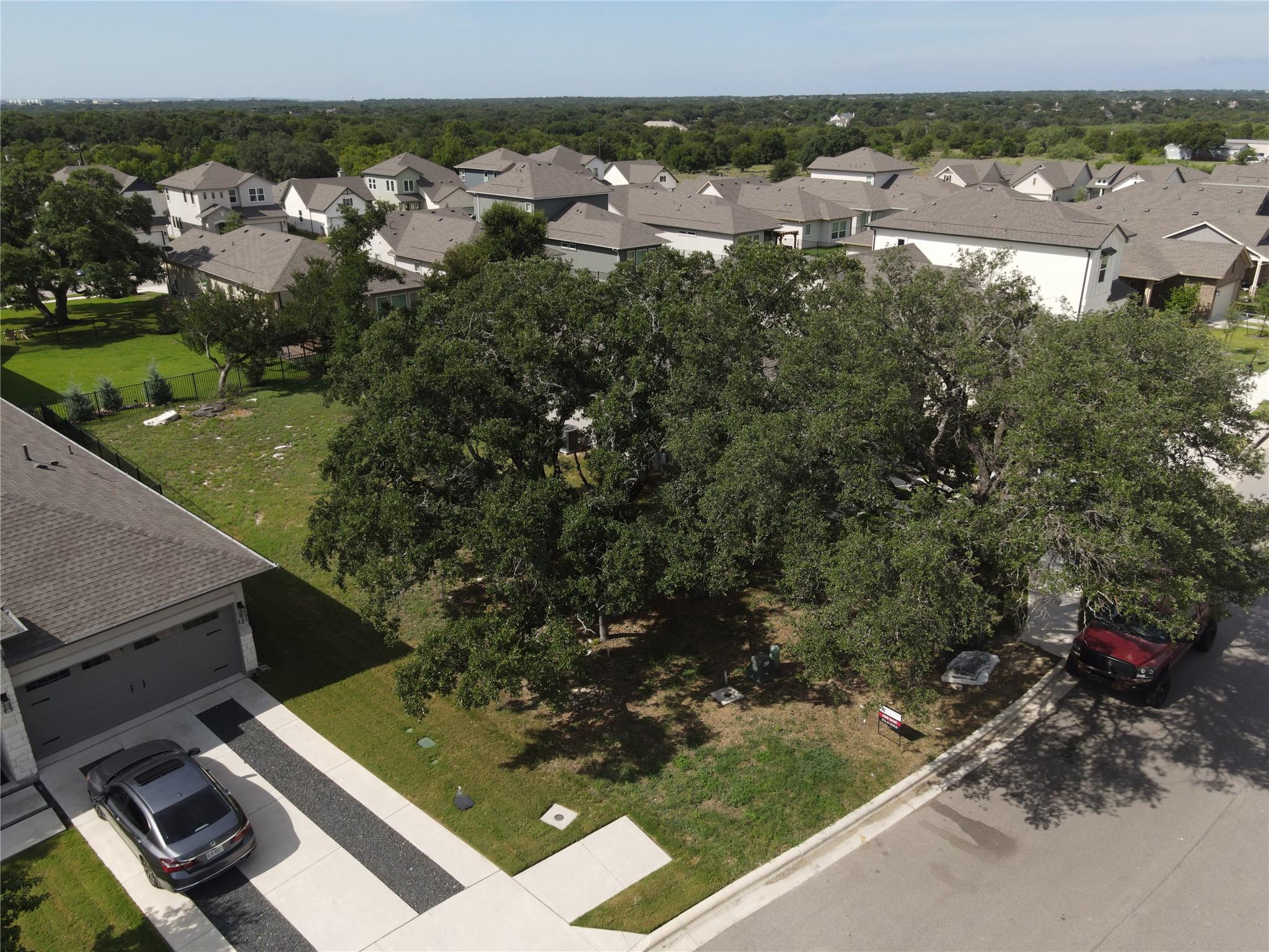 125 Monterey Oak Trl Property Photo 3