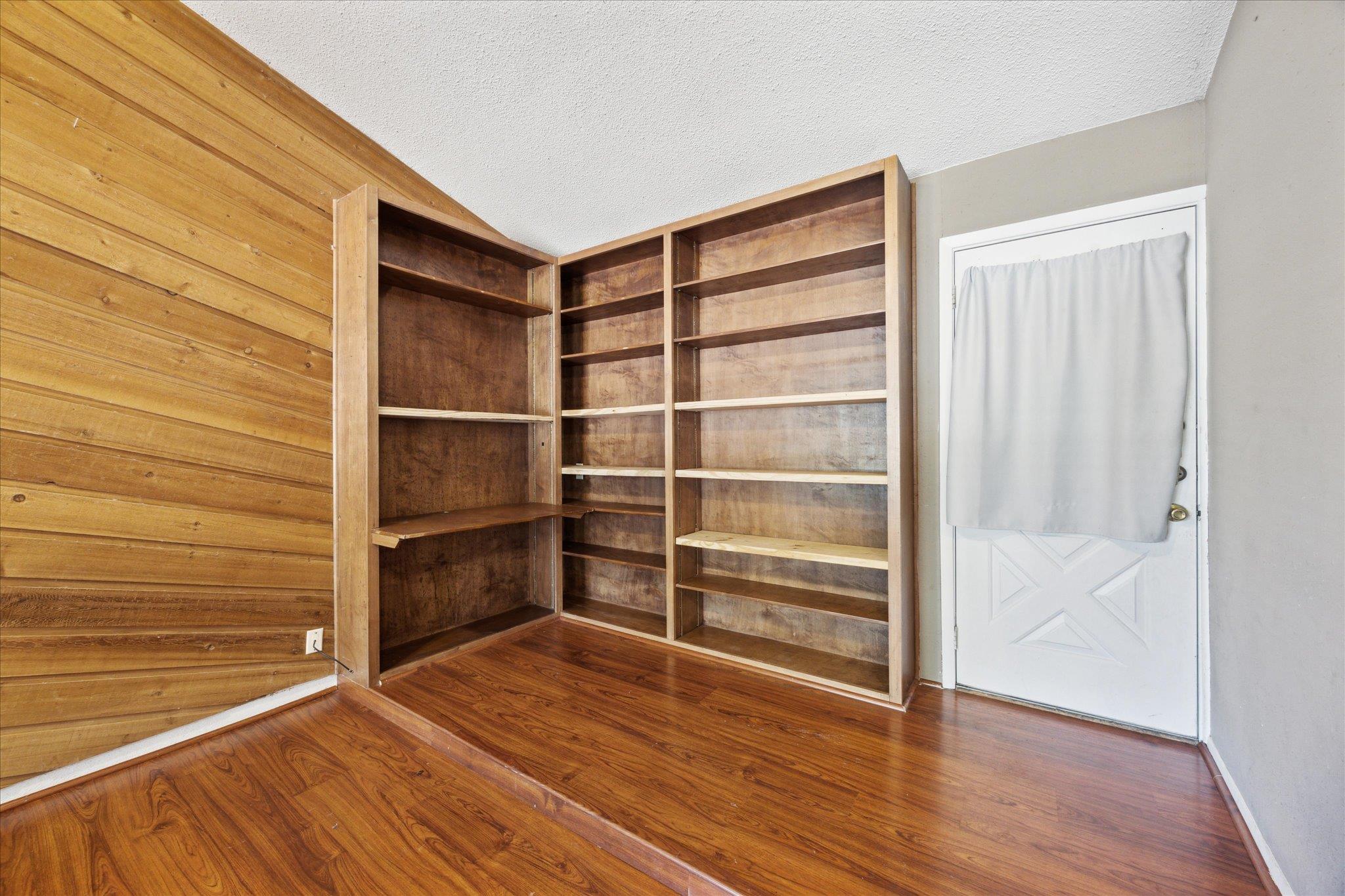 300 Tilbury Ln Property Photo 7