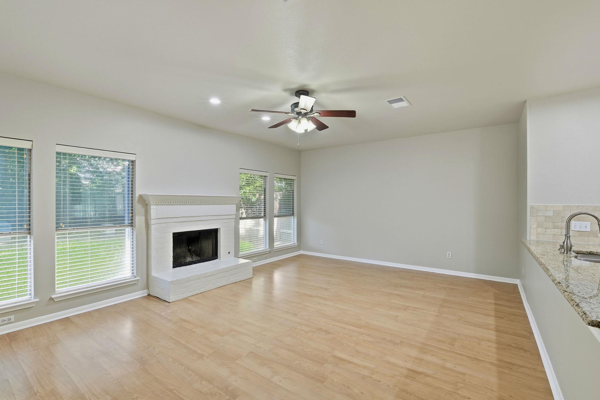 2913 Winchester Dr Property Photo 2