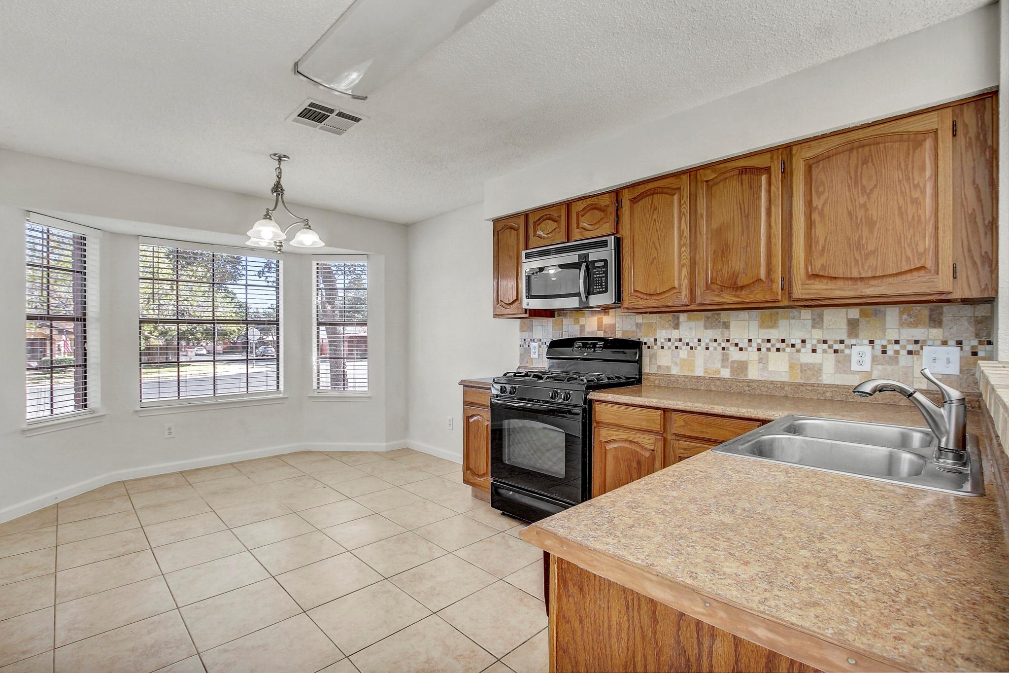 17516 Klamath Falls Dr Property Photo 9