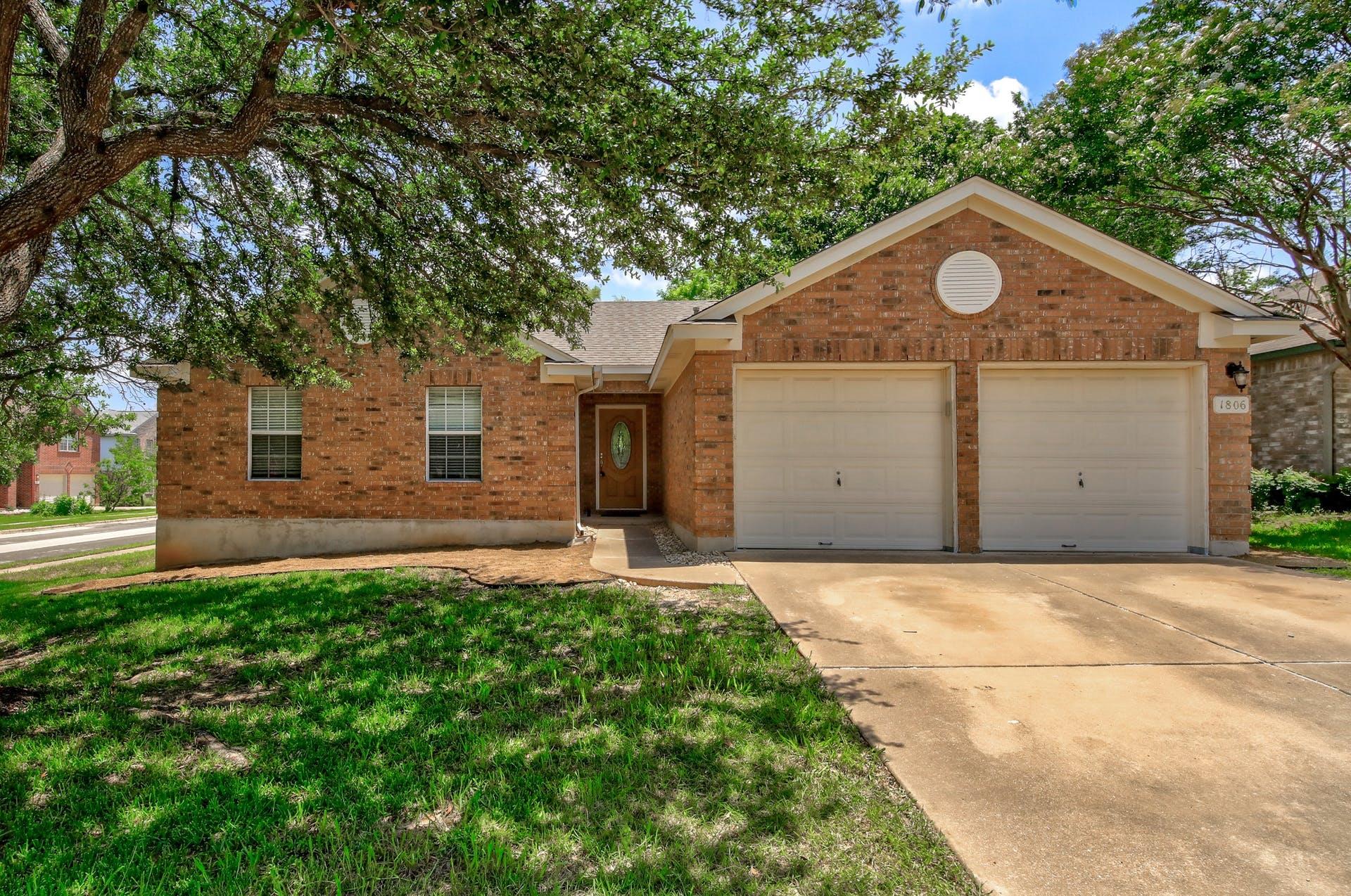 1806 Oakmont Ln Property Photo 1