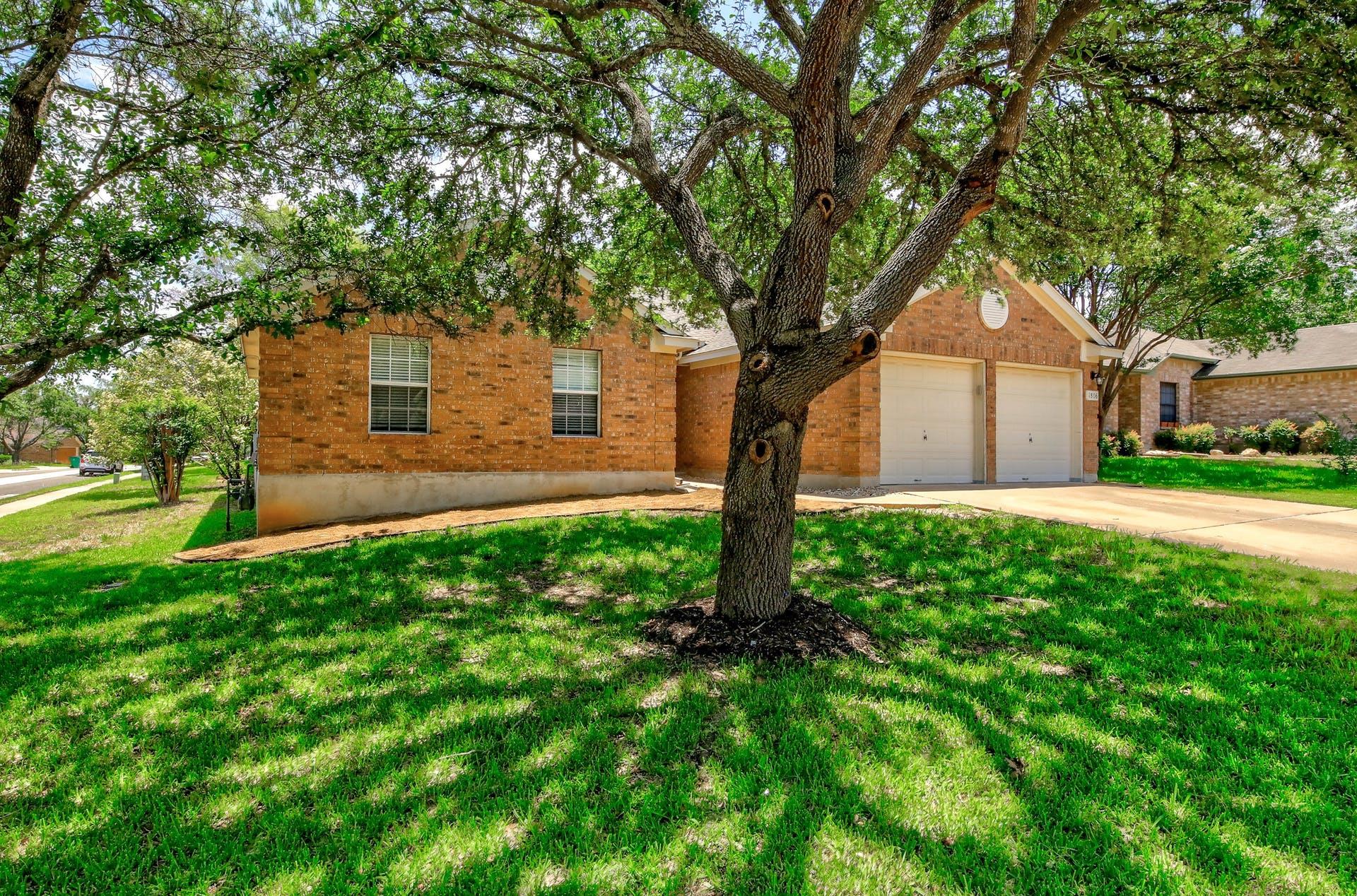 1806 Oakmont Ln Property Photo 2
