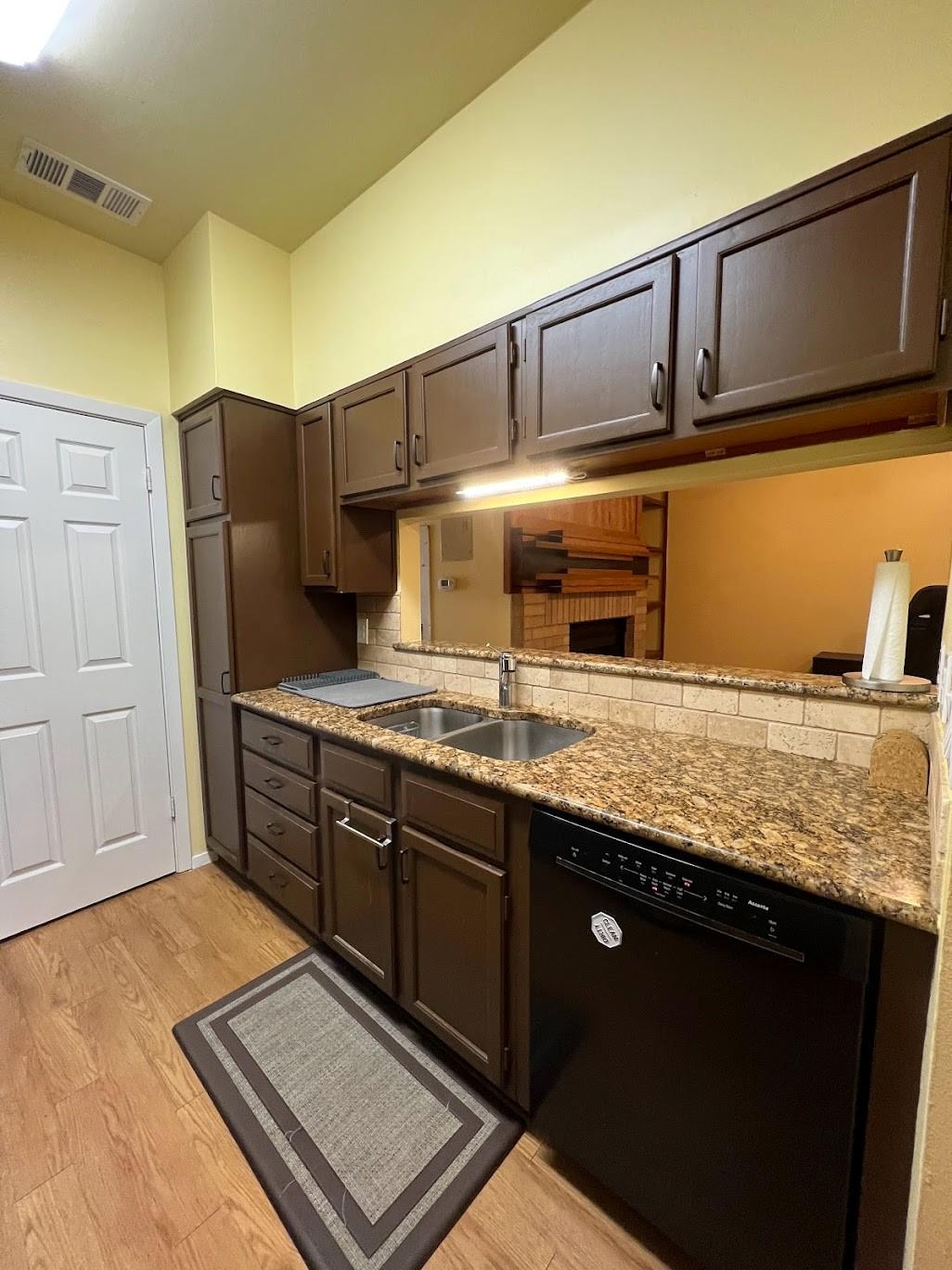 908 Poplar St #207 Property Photo 8