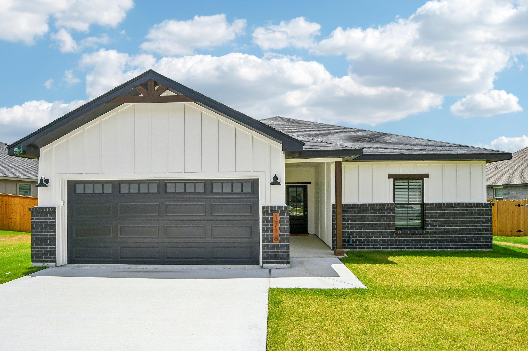 1718 Paint Horse Trl Property Photo 1