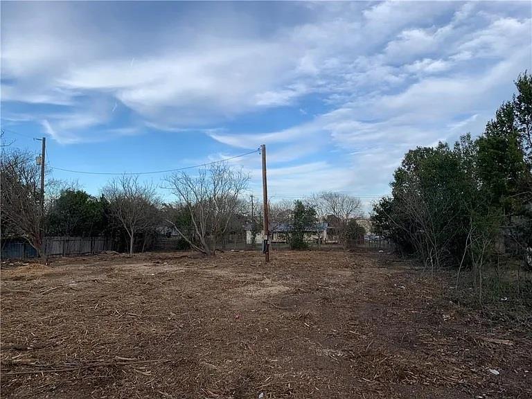 1600 S West Dr Property Photo 4