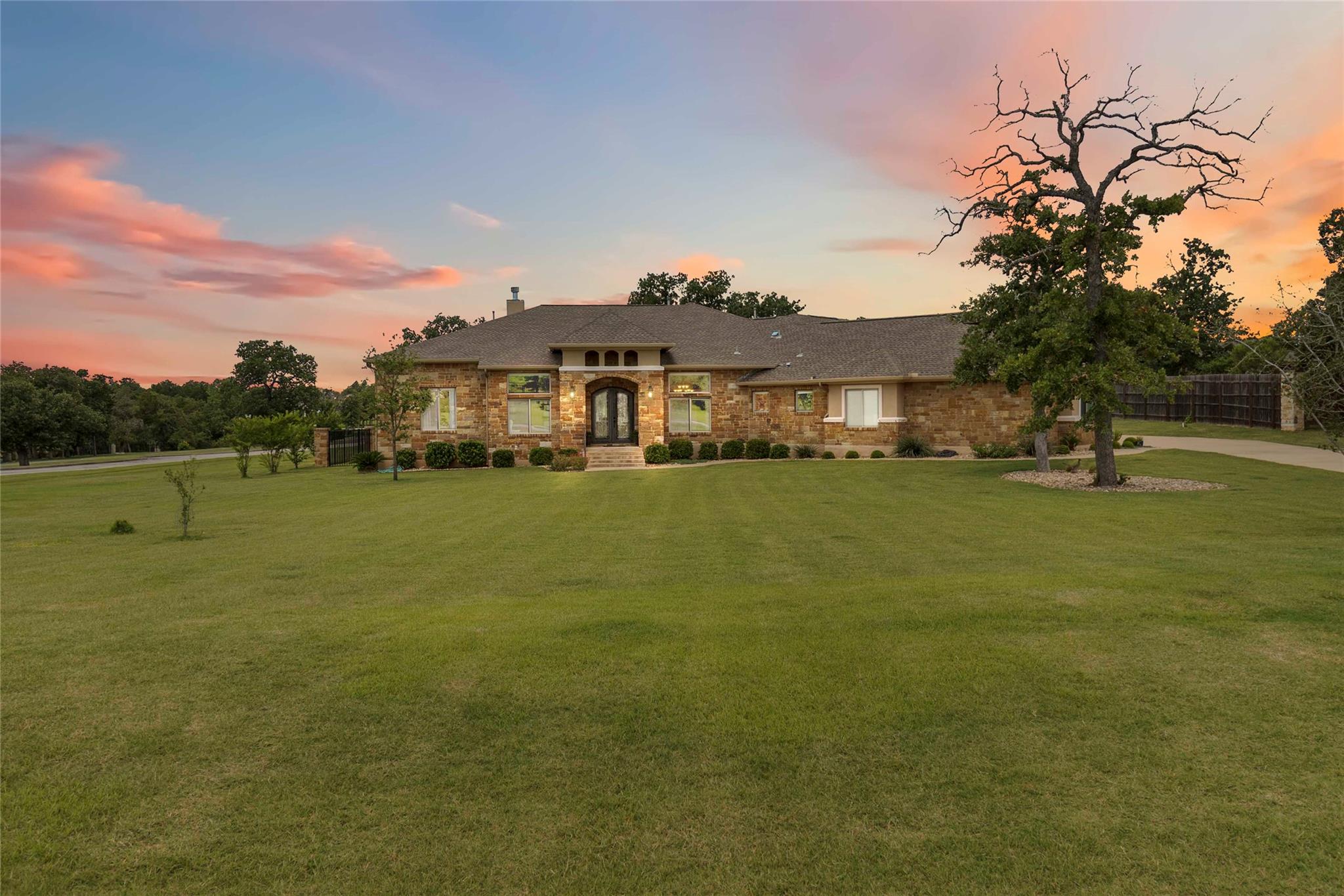 106 Packsaddle Dr Property Photo 1