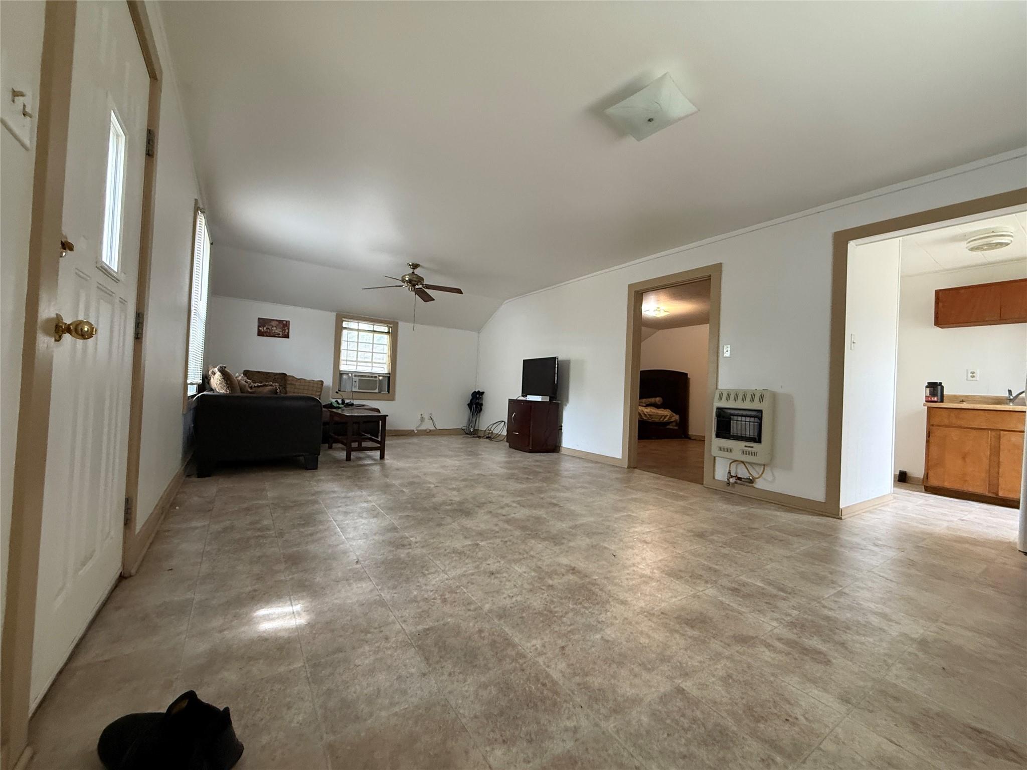 231 E Live Oak St #b Property Photo 2
