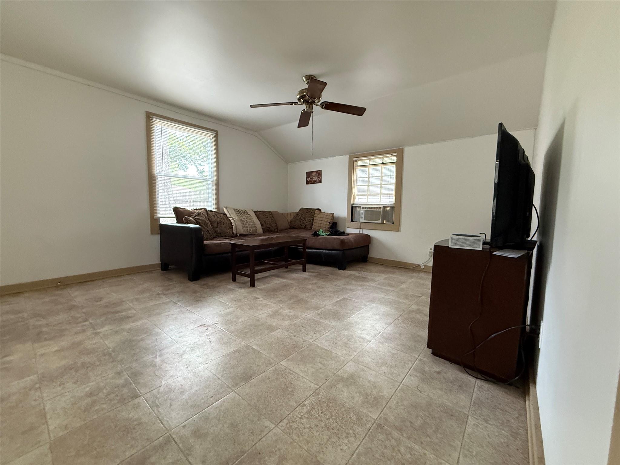 231 E Live Oak St #b Property Photo 3