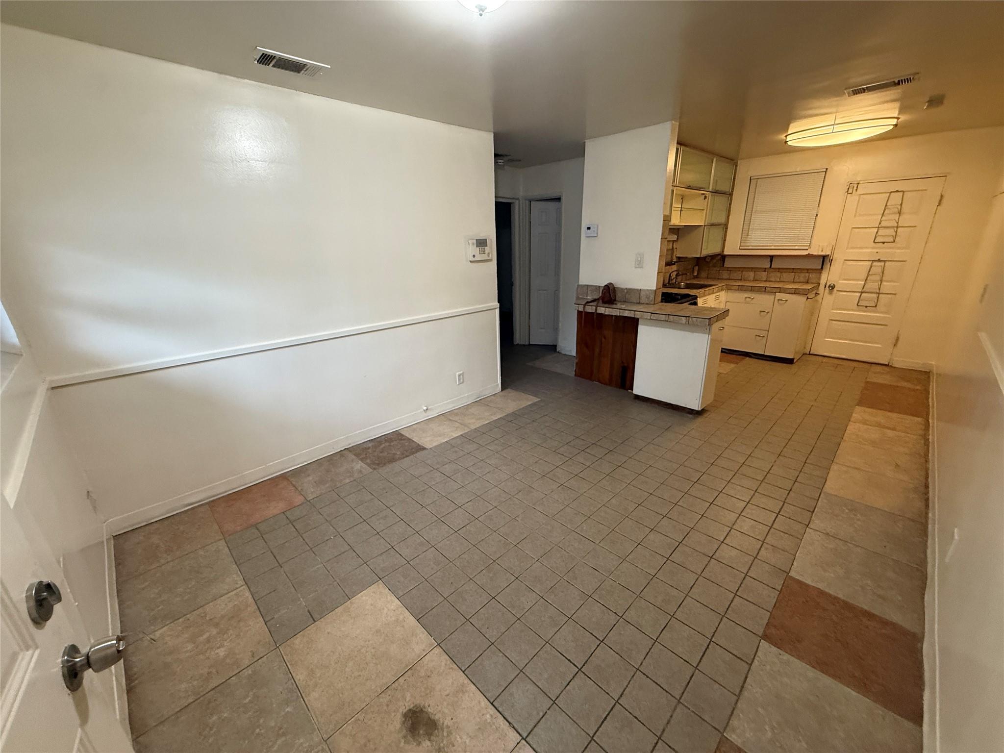 2921 E 12th St #e Property Photo 2