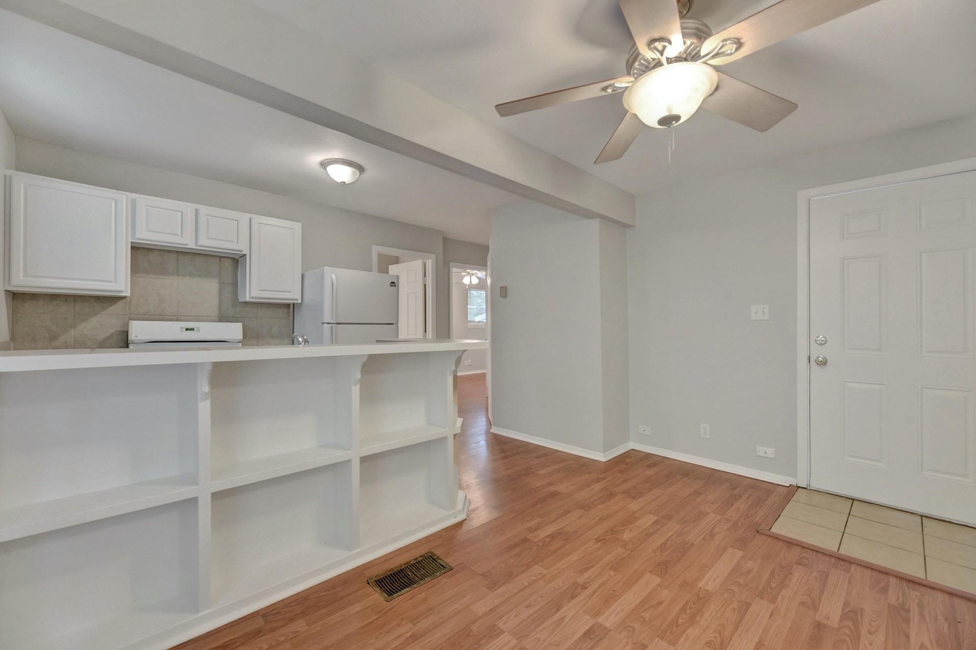 2712 Whitis Ave #b Property Photo 3