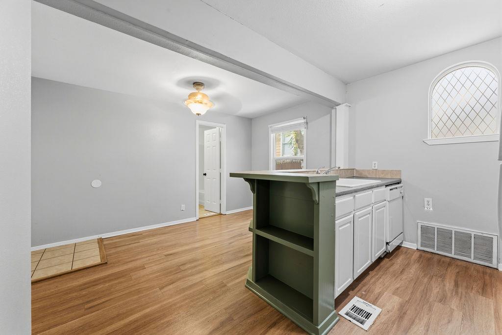 2712 Whitis Ave #b Property Photo 4