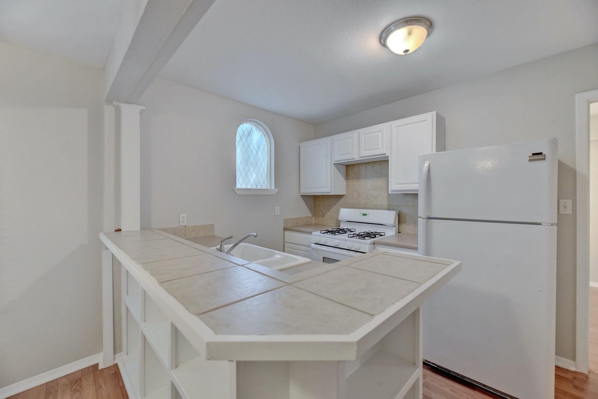 2712 Whitis Ave #b Property Photo 5