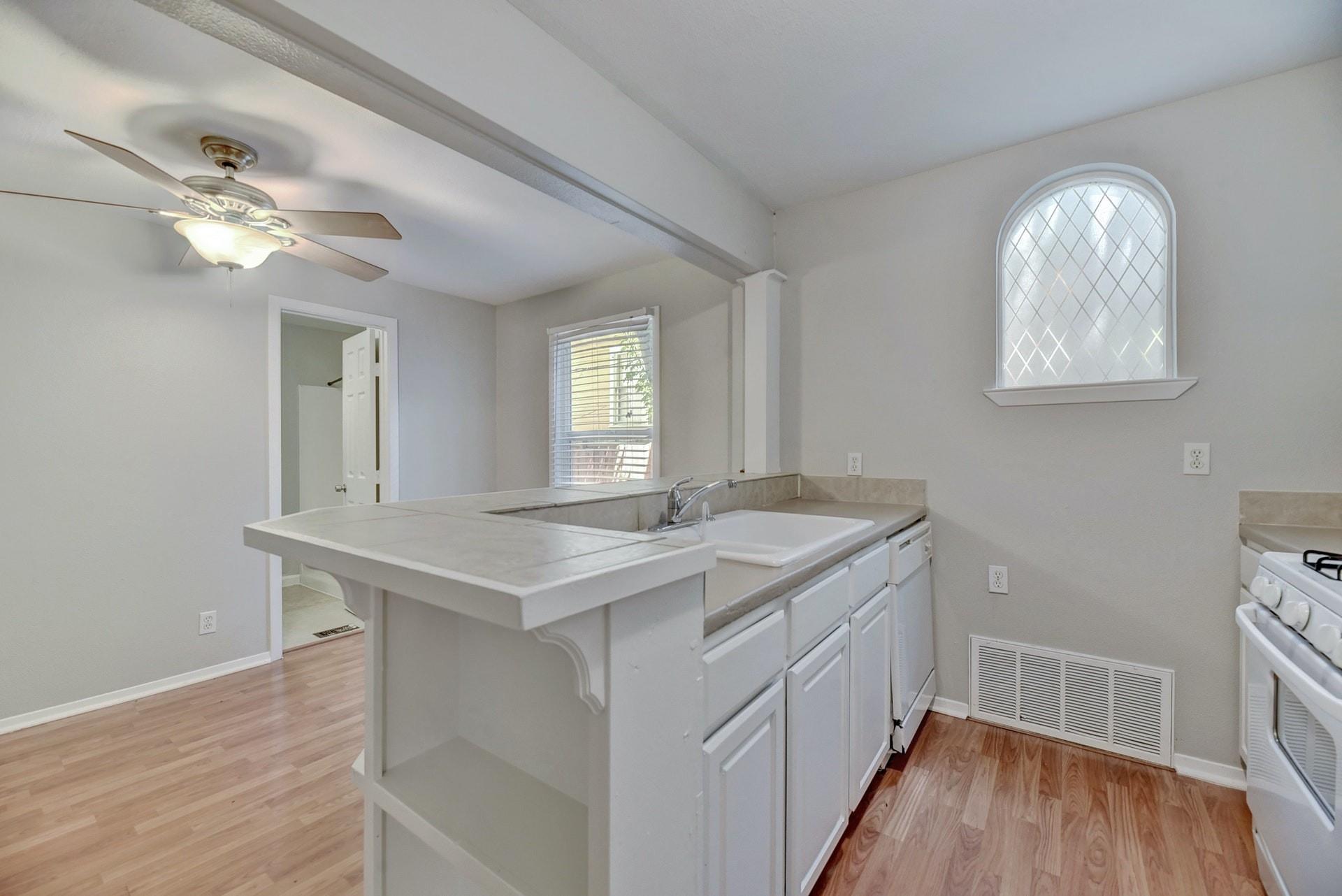 2712 Whitis Ave #b Property Photo 6