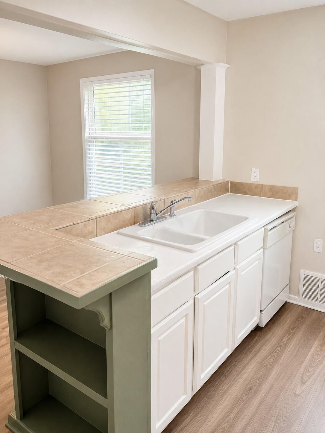 2712 Whitis Ave #b Property Photo 6