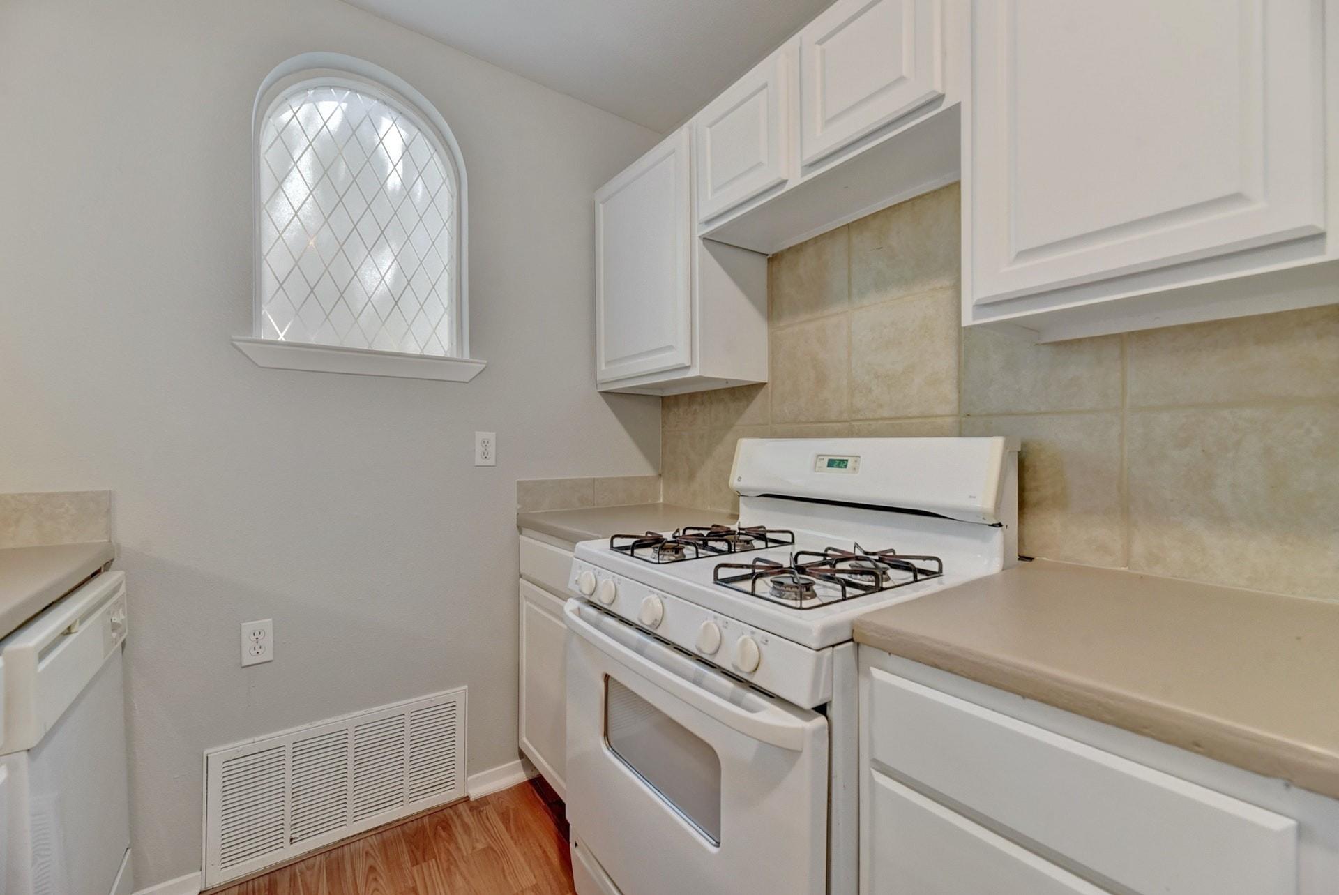 2712 Whitis Ave #b Property Photo 7