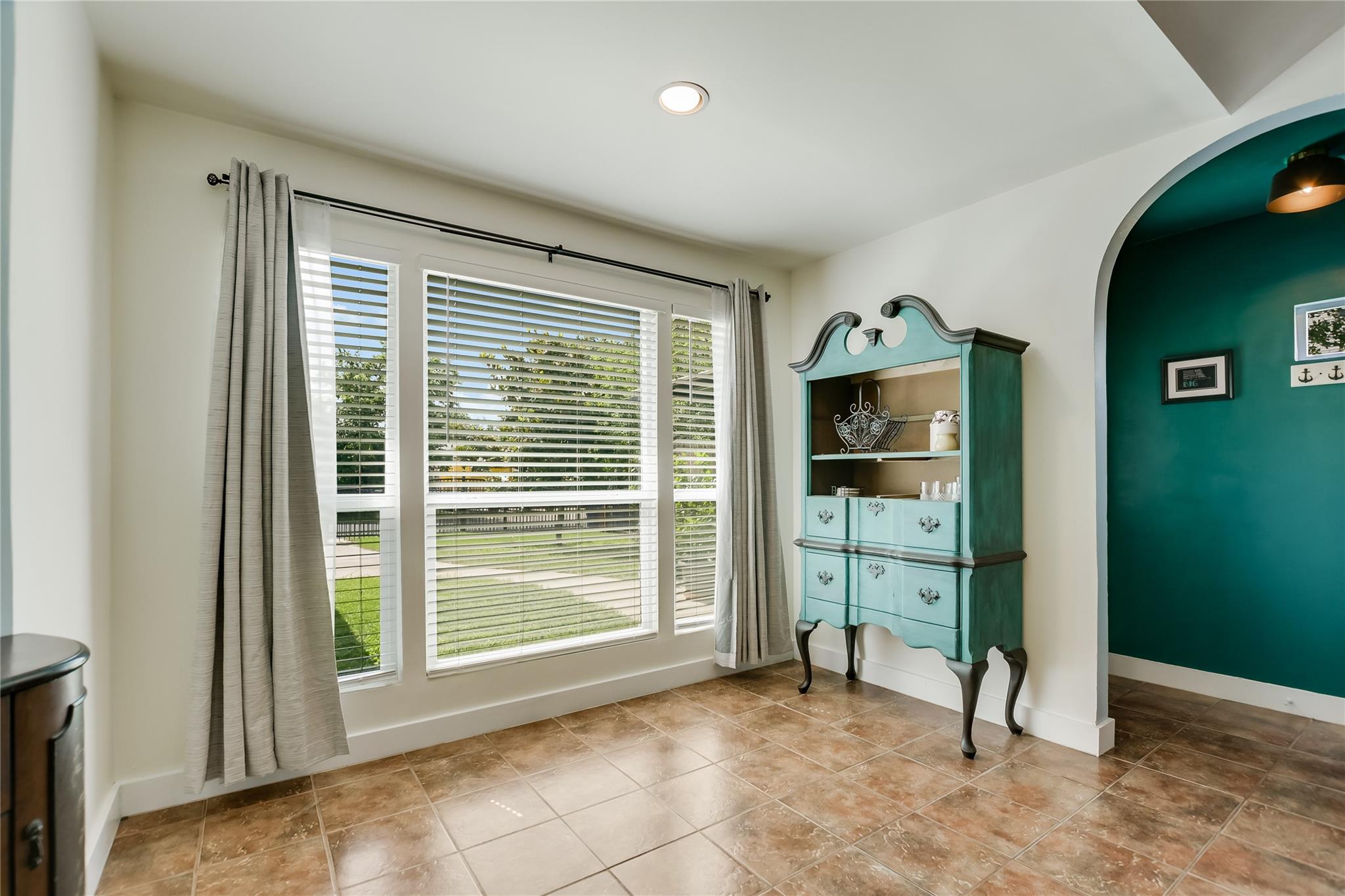 4702 Crest Oak Rd Property Photo 5