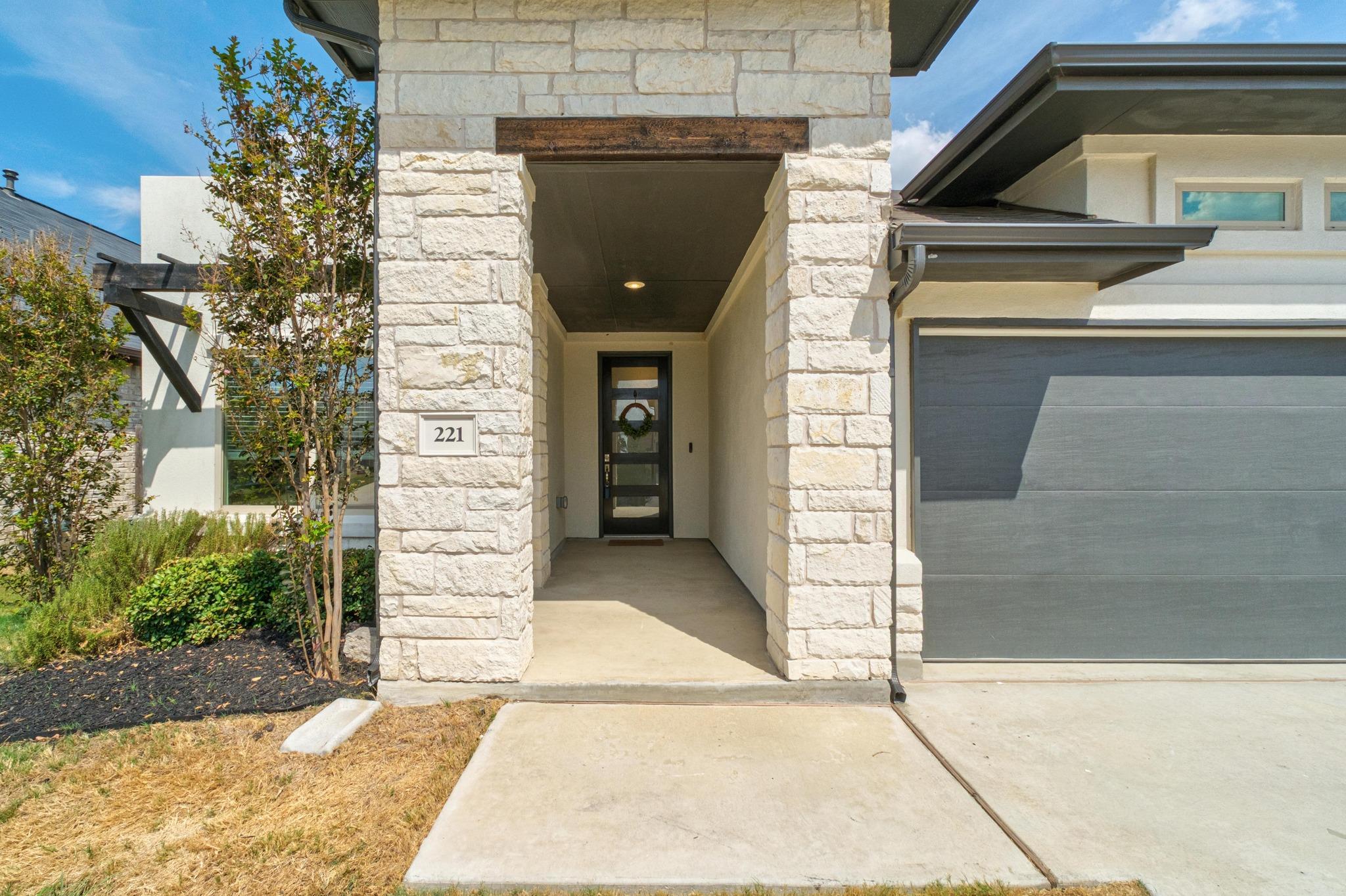 221 Short Leaf Dr Property Photo 1