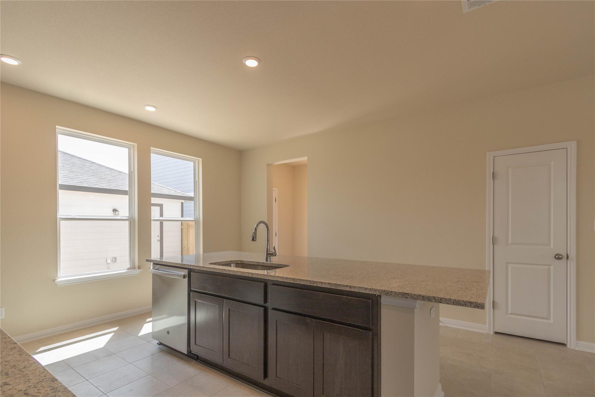 1660 Coral Sunrise Trl Property Photo 6
