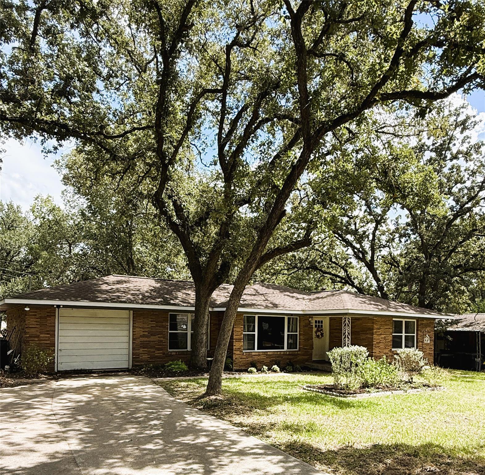 2105 Vogel Ave Property Photo 1