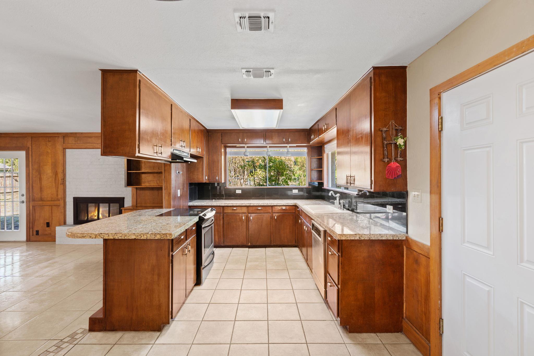 418 Hernandos Loop Property Photo 9
