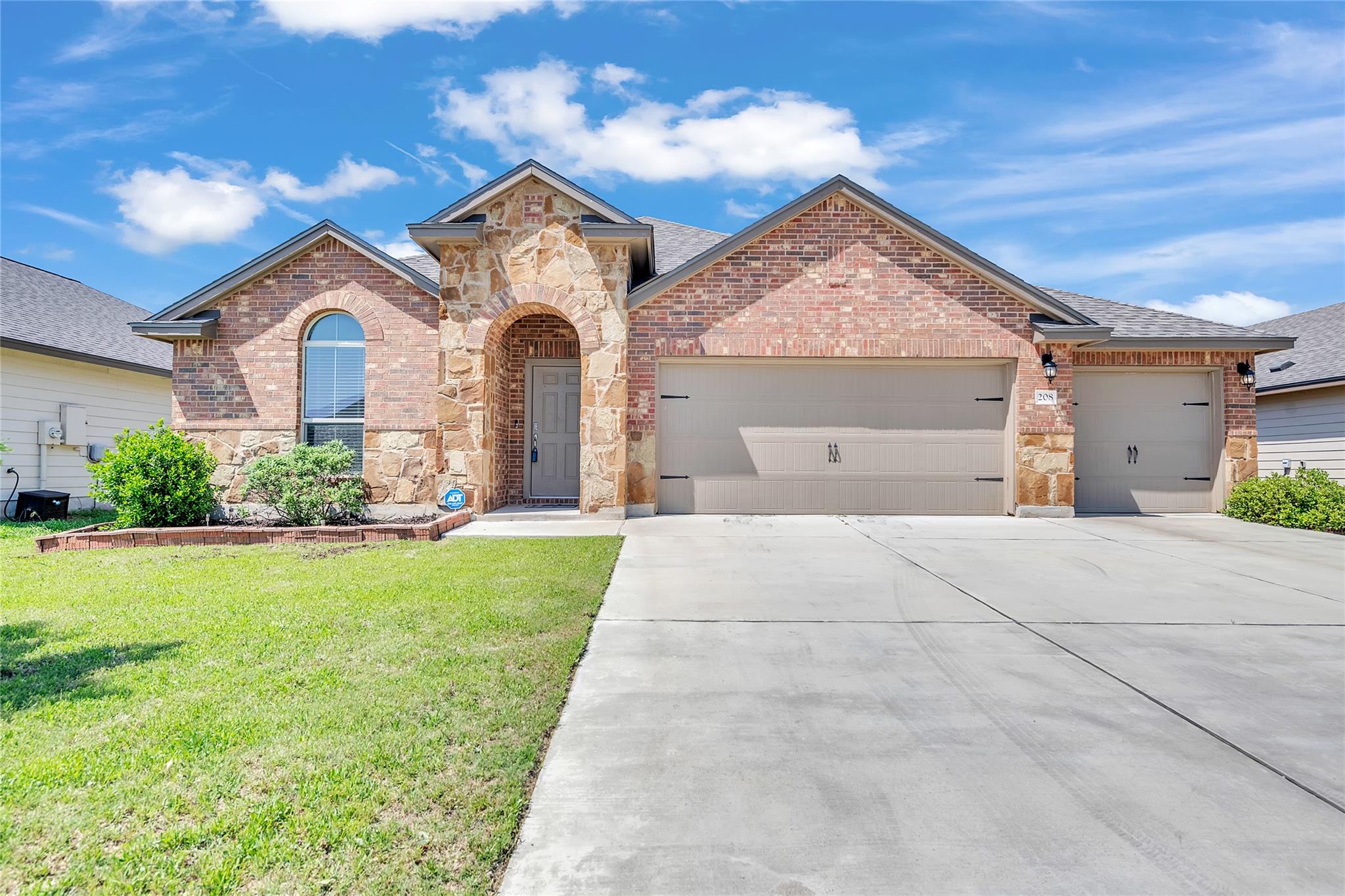 208 Nathaniel Dr Property Photo 1