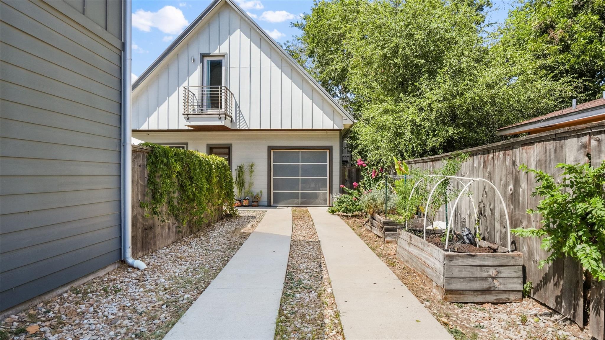 902 Calle Limon Rd #b Property Photo 1