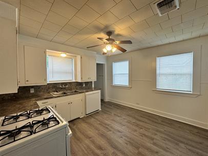 415 N Doak St Property Photo 8
