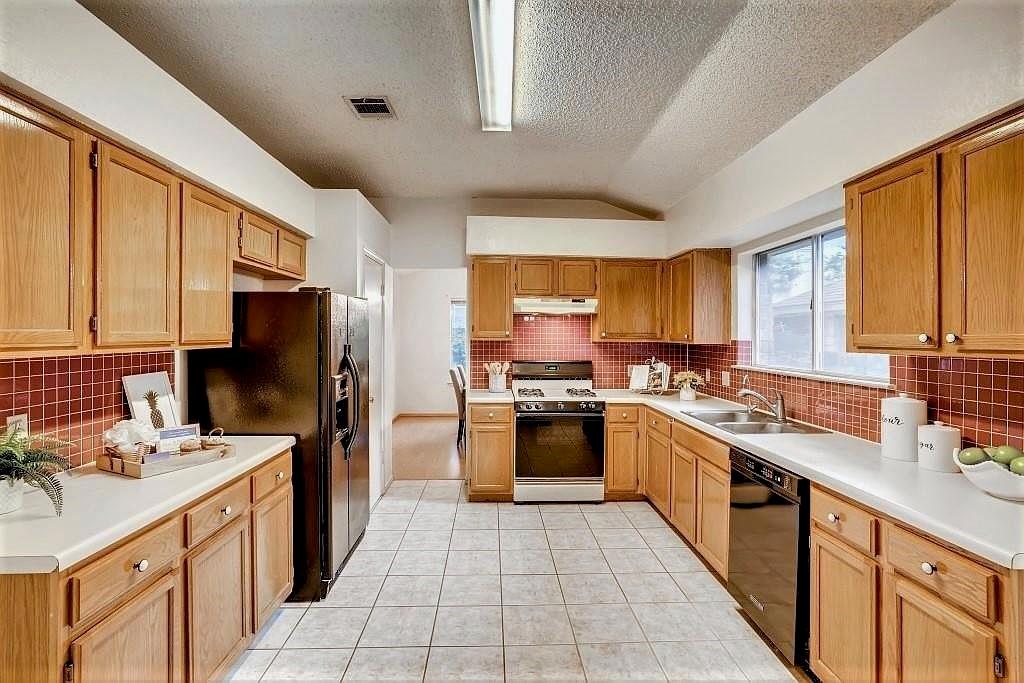 1811 Lobelia Dr Property Photo 8