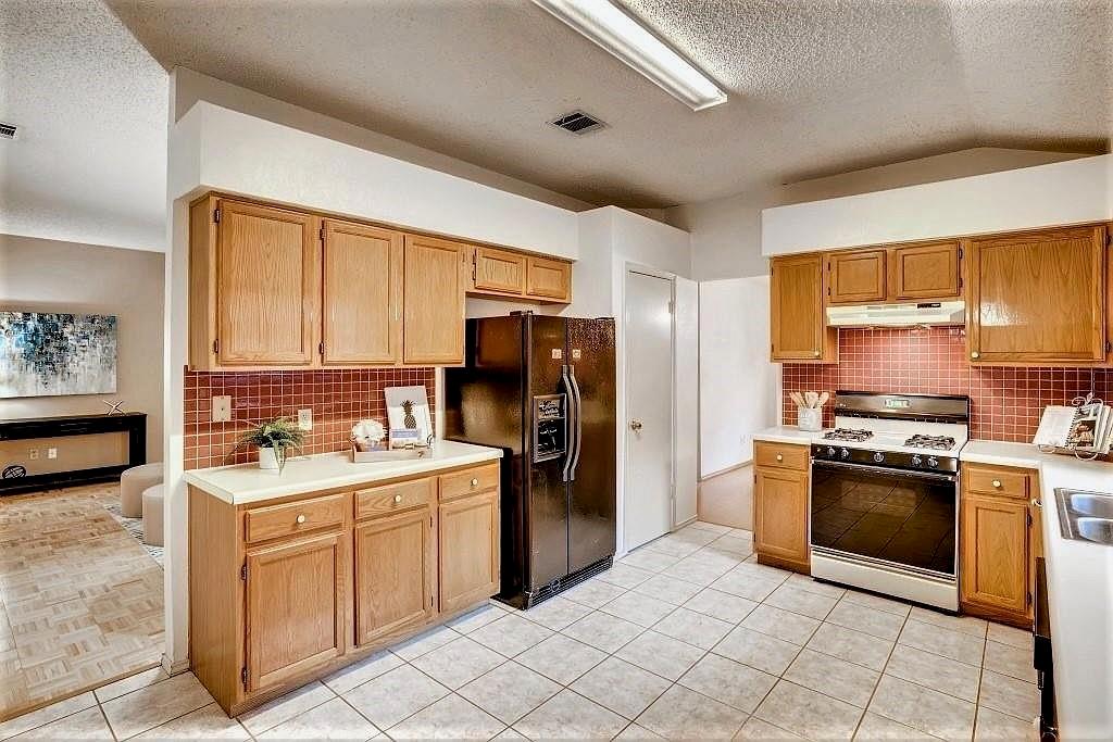 1811 Lobelia Dr Property Photo 9