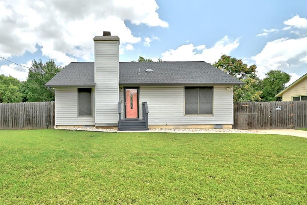 503 N Lampasas St Property Photo 3