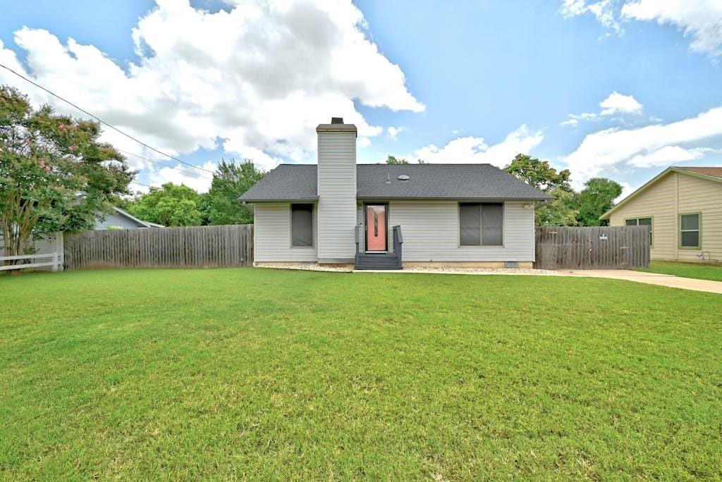 503 N Lampasas St Property Photo 4