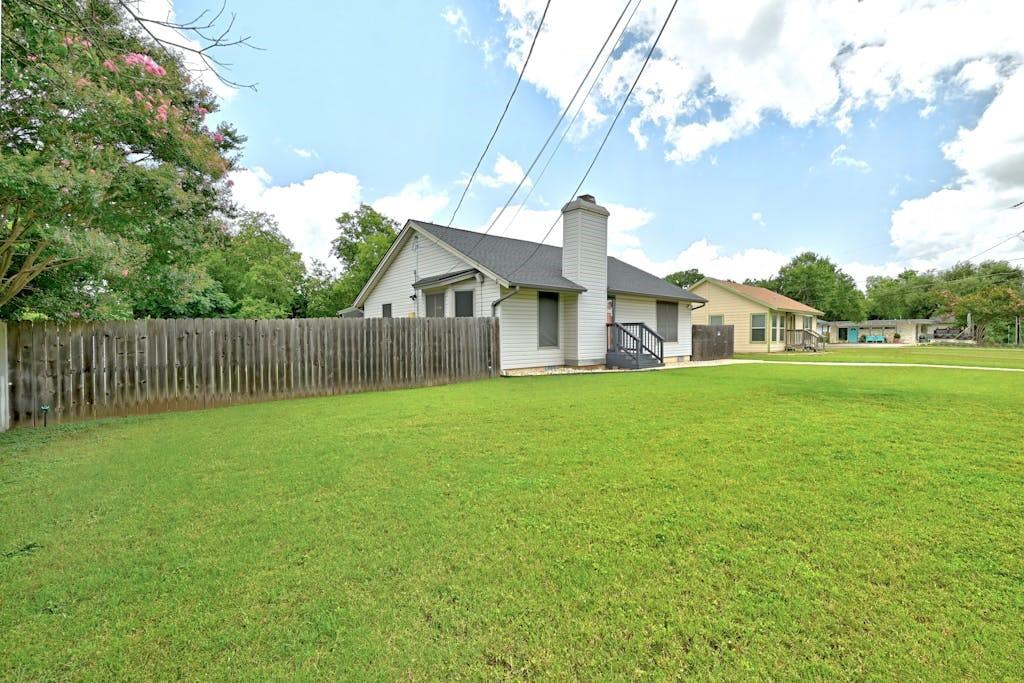503 N Lampasas St Property Photo 5